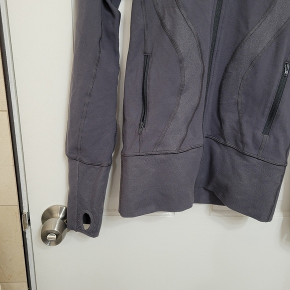 Lululemon in Stride Full zip jacket size 2. - Picture 7 of 8